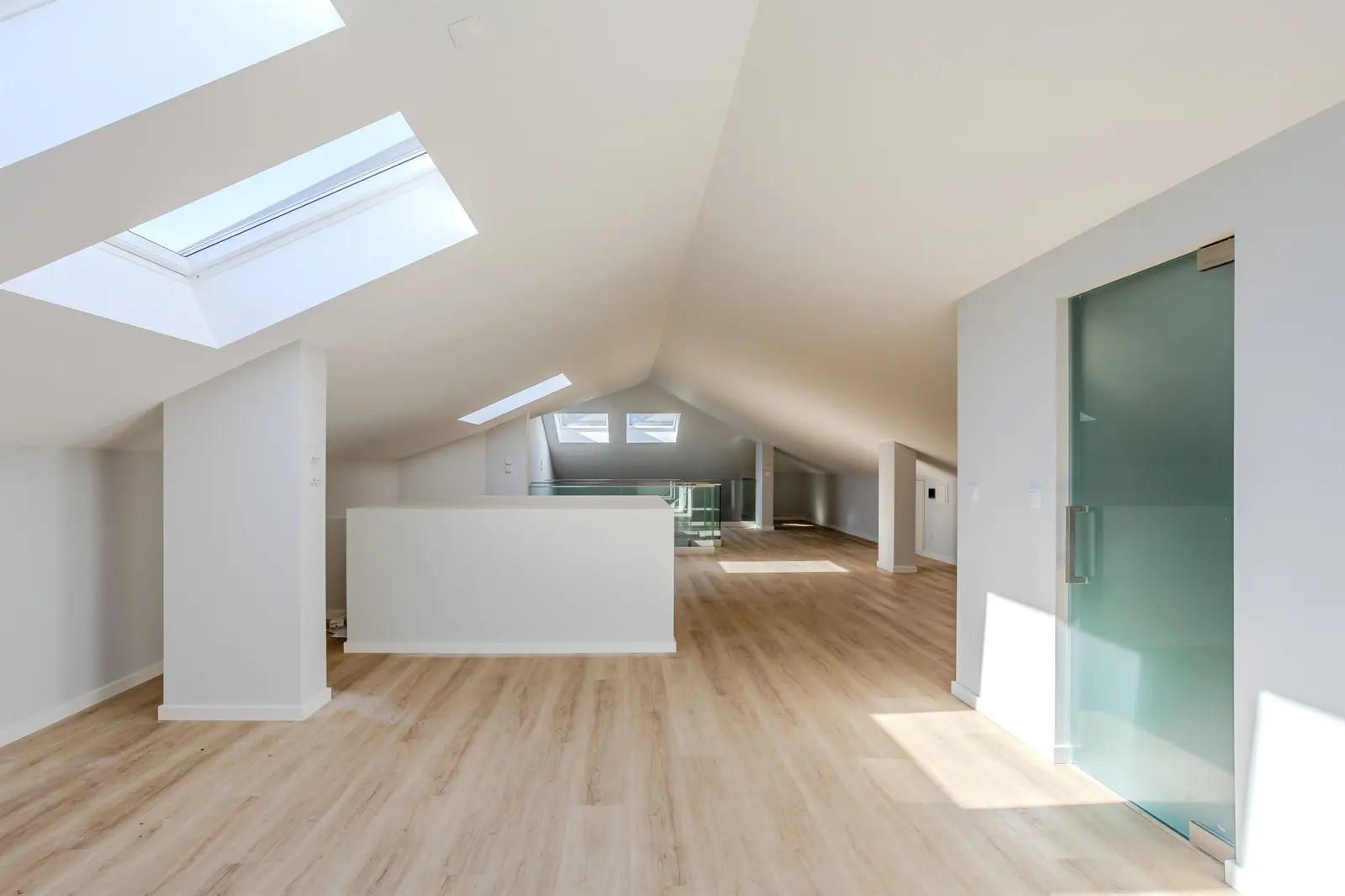 09 upstairs Carcavelos Central Duplex