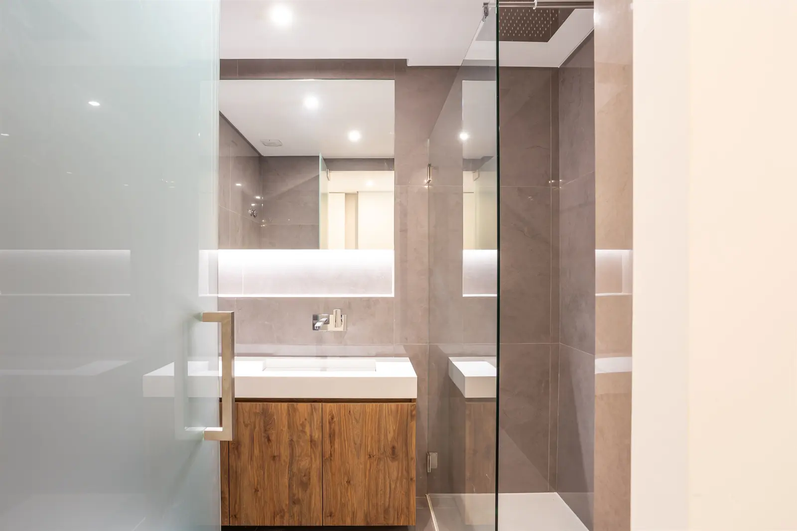 10 bathroom Carcavelos Central Duplex