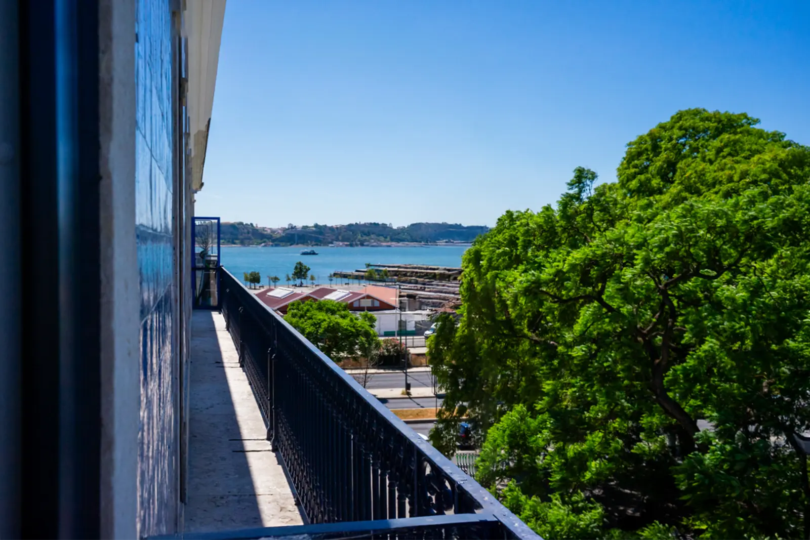 02 Balcony 2 Bedroom Apartment With Balcony And River View For Rent In Santos Lisbon
