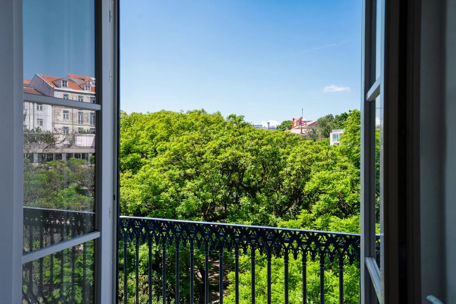 04 Livingroom 2 Bedroom Apartment With Balcony And River View For Rent In Santos Lisbon