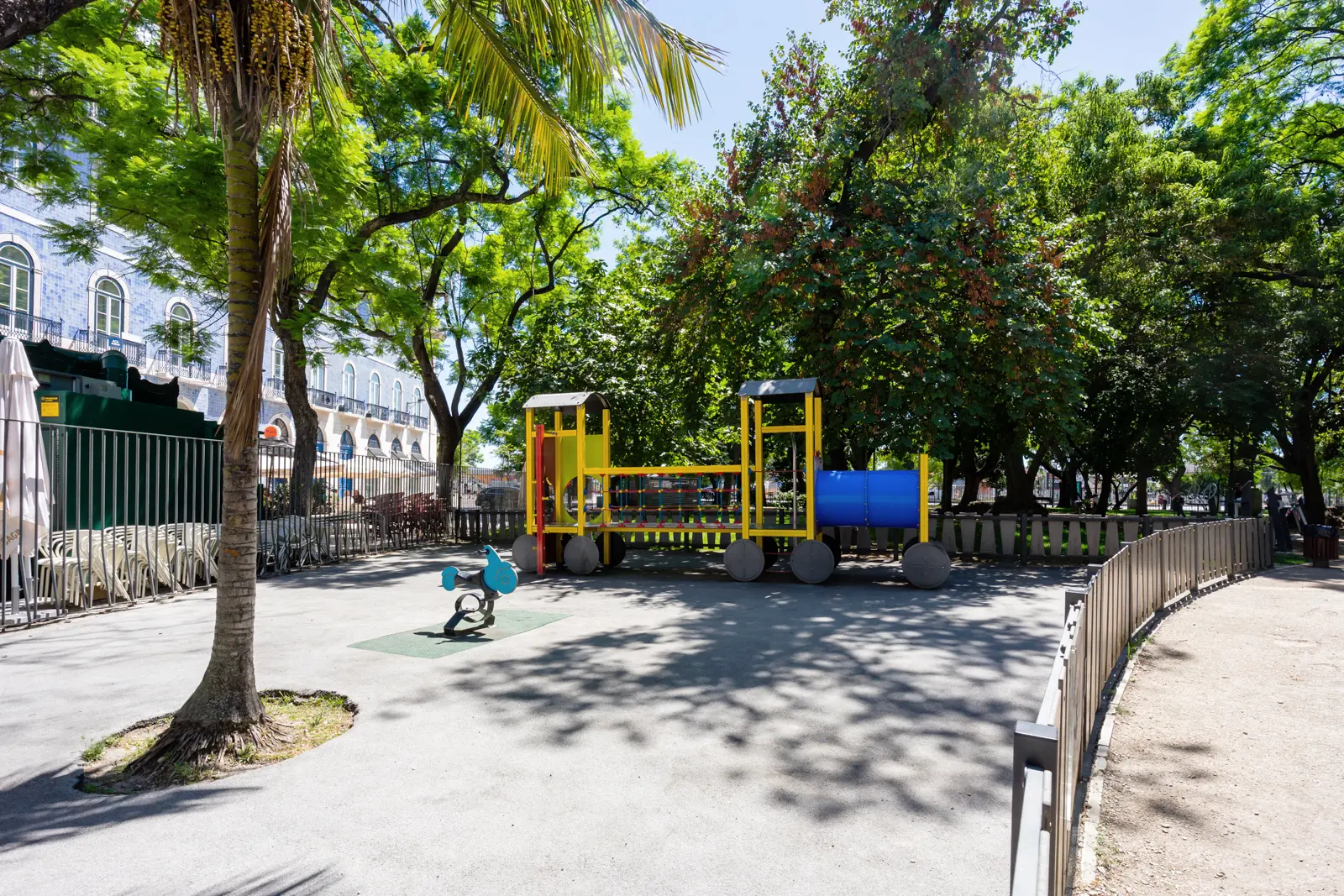 Park 2 Bedroom Apartment With Balcony And River View For Rent In Santos Lisbon