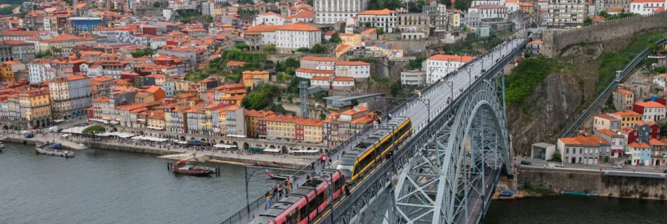 Porto Train crossing Dom Luís I Bridge